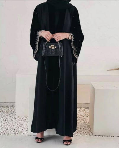 عبايه كريب + كم مخمل مع خرز شك يدوي