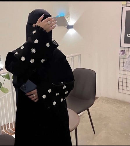 عبايه سودا الكم وردات بيضاء تطريز