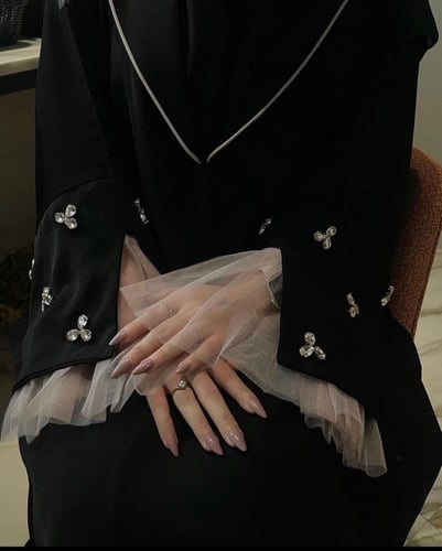 عبايه شك سودا + فصوص ع الاكمام مع تل بيج