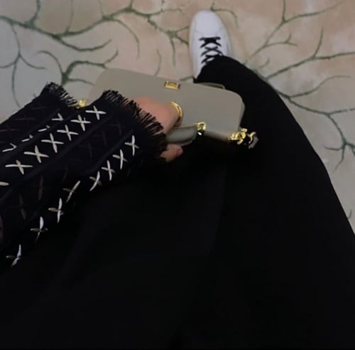 عبايه سوداء ، تطريز ع الاكمام