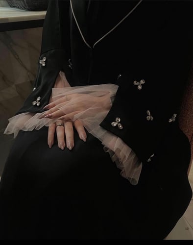 عبايه شك سودا + فصوص ع الاكمام مع تل بيج