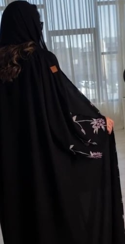 عبايه سودا.. + تطريز وردات ع الاكمام