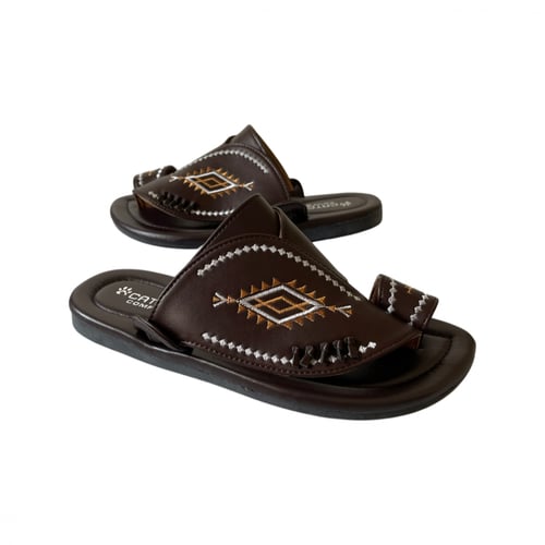 نعال شرقي بني مطرز