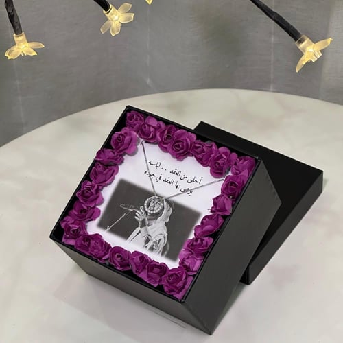 بوكس قلادة فضية أنيقة مع ورد صناعي