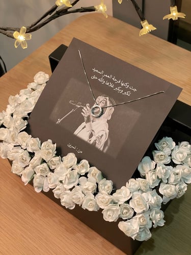 بوكس سلسلة فضية مع ورد مميز