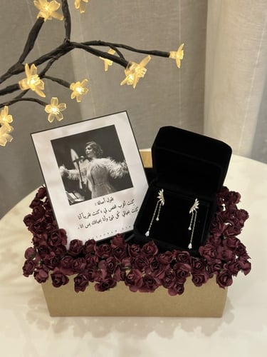 اقراط في علبة بورد صناعي صغير