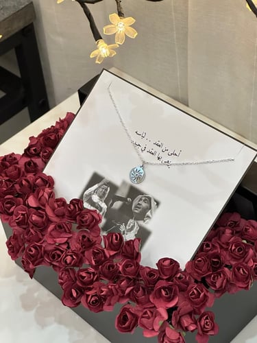 قلادة مع ورد صناعي صغير