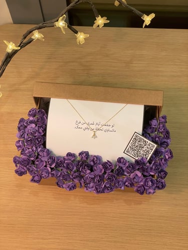 بوكس قلادة مع ورد صناعي