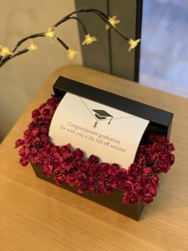 بوكس قلادة مع ورد صناعي