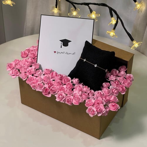 اسوارة نسائية مع ورد صغير