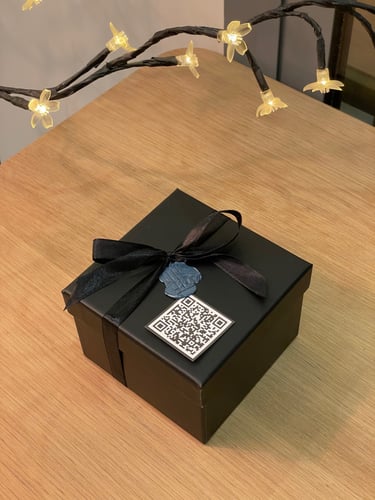 قلادة فـ بوكس صغير مع ورد بسيط