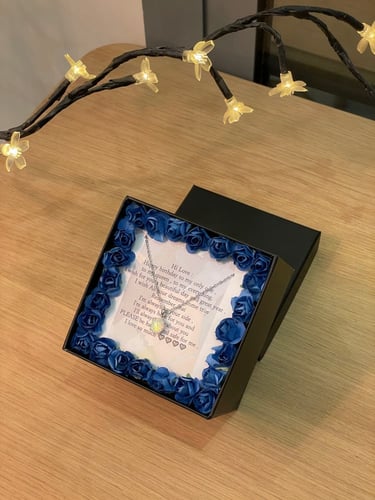 قلادة فـ بوكس صغير مع ورد بسيط