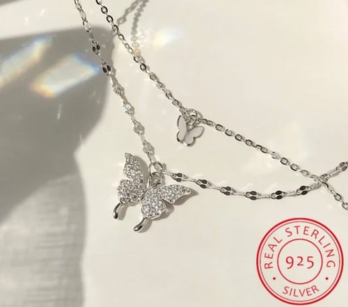 بوكس ورد بسيط مع قلادة الفراشات