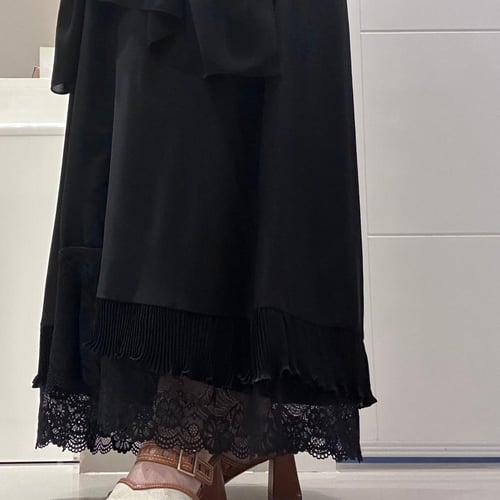 عباية سوداء باكمام واطراف سفلية دانتيل