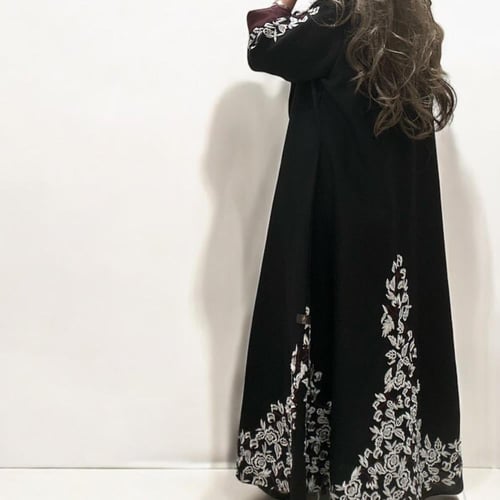 عباية الانيقة مزينة من الاطراف