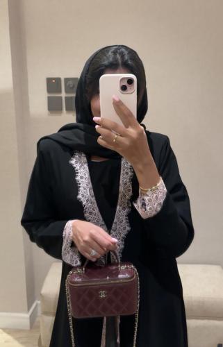 عبايه كريب أسود مبطنه مع دانتيل وردي