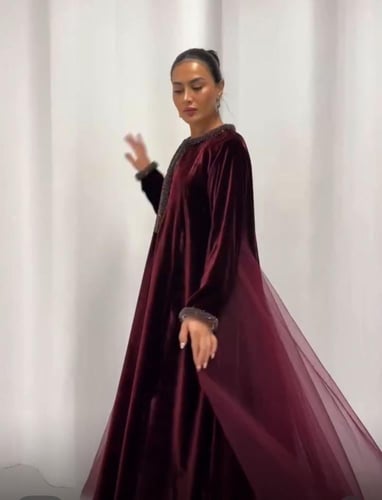 جلابيه بلمخمل الكوري او الفرنسي مع تول من الجوانب...