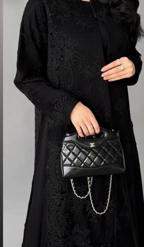 عبايه قماش دانتيل مع طرحه خفيفه بطرق دانتيل