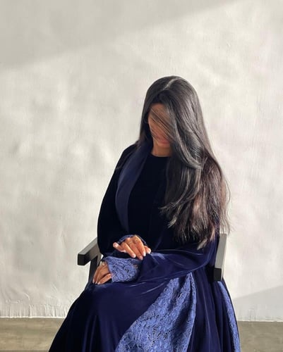 عبايه مخمل مع دانتيل فرنسي