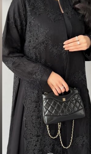 عبايه قماش دانتيل مع طرحه خفيفه بطرق دانتيل