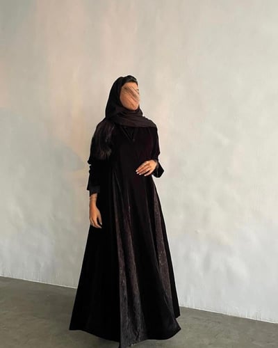 عبايه مخمل مع دانتيل فرنسي