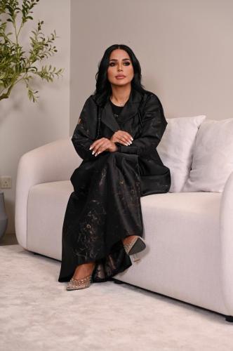 عبايه بليزر اسود وعروق خفيفه ذهبي مع طرحه