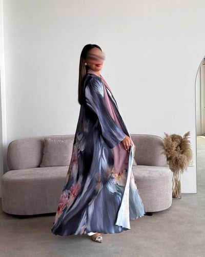 عبايه صيفيه ملونه بقماش خفيف مع طرحه من نفس الخامه