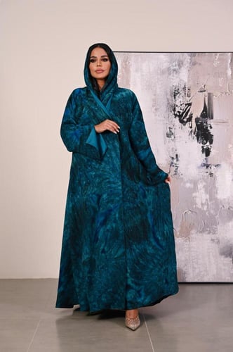 عبايه كلوش ملونه مع طرحه بنفس الخامه بطانه ستان