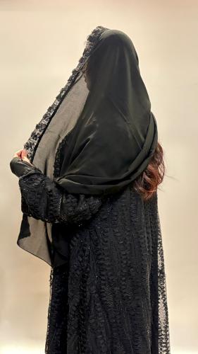 عبايه بقماش لامع مع بطانه خفيفه مع طرحه خفيفه اندن...