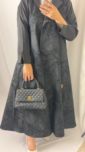 عبايه جكار واقف بطبعه ورده بأكمام قماش بلاك بيري ك...