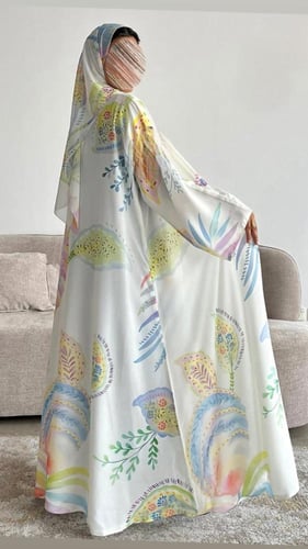 عبايه صيفيه ملونه بقماش خفيف مع طرحه من نفس الخامه