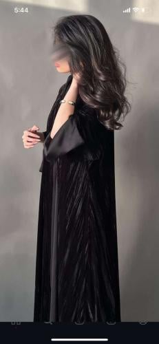 عبايه مخمل مكسر بطانه ناعمه نفس لون المخمل