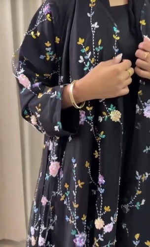 عبايه بتل شك ملون كلوش مع طرحه خفيفه طرف من نفس ال...