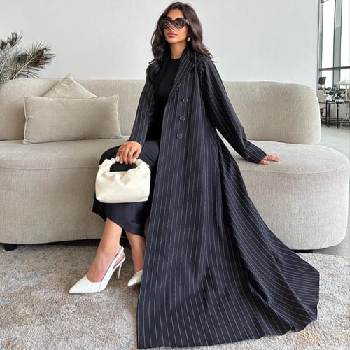 عبايه بليزر بقماش مخطط مع طرحه من نفس اللون بدون ب...