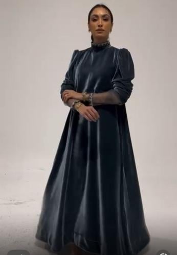 عبايه مخمل بأكمام شيفون مع كلفه علي الاكمام والرقب...