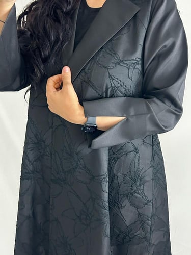 عبايه جكار واقف بطبعه ورده بأكمام قماش بلاك بيري ك...