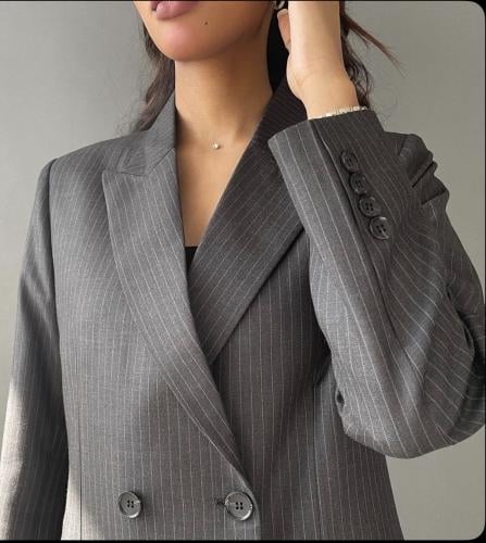 بليزر رسمي مخطط بقماش كتان مع طرحه خفيفه ساده