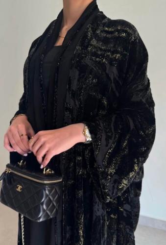 عبايه مخمل مموج مع بطانه بلوس الاسود مع طرحه