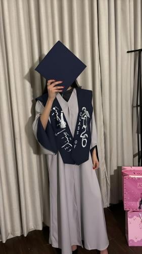طقم التخرج رمادي