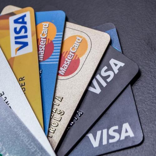 رسوم الدفع عبر البطائق الائتمانية