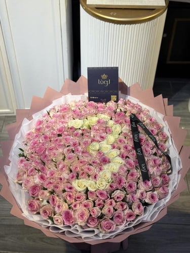 باقة الجوري الوردي . الفخمه