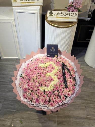 باقة الجوري الوردي . الفخمه