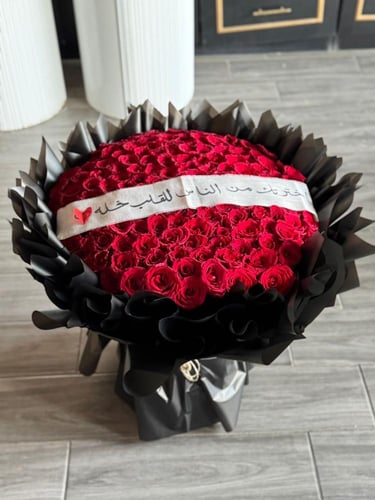 ورد مع تغليف اسود