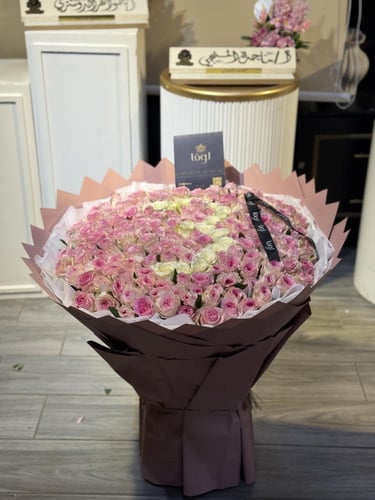 باقة الجوري الوردي . الفخمه