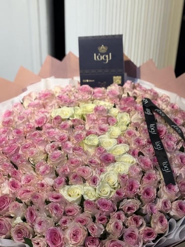 باقة الجوري الوردي . الفخمه