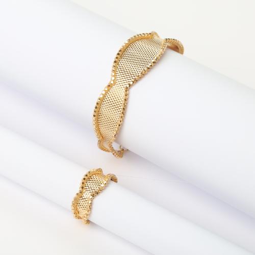 طقم اسوارة وخاتم ذهب عيار 21 , الوزن (15.75)