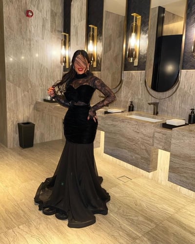 فستان مخمل أسود مميز ب فوينكه على الصدر