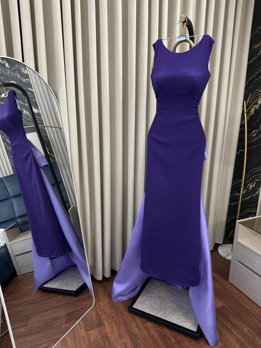 فستان بنفسجي ناعم بذيل