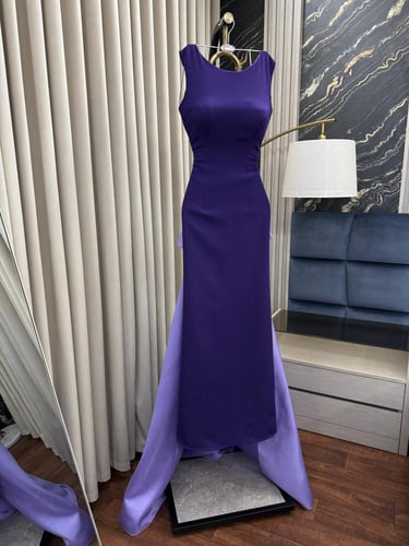 فستان بنفسجي ناعم بذيل