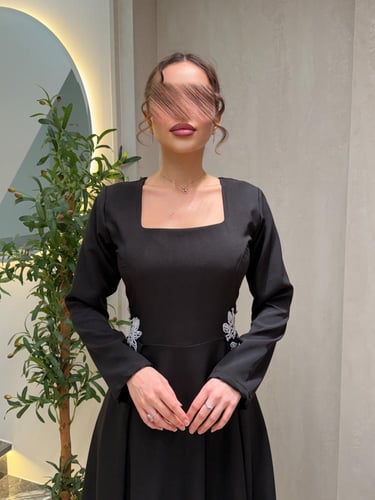 فستان اسود ناعم